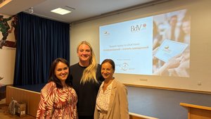 Maryna Shubina, die an diesem Abend referierte, ist Beraterin für Arbeits- und Sozialrecht bei der bundesweiten Beratungsstelle „Faire Integration“ Hessen. Auf dem Foto abgebildet (v. l. n. r.): Die Migrationsberaterinnen Viktoriia Sierhieieva und Julia Baron-Käfer sowie Referentin Maryna Shubina. Bildnachweis: BdV-Landesverband Hessen