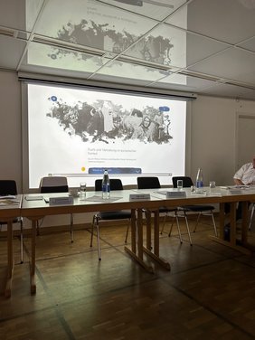 Im Rahmen des Landesverbandstages wurde das Digitalportal „Flucht und Vertreibung im europäischen Kontext“ des BdV-Landesverbandes Hessen vorgestellt. Bildnachweis: BdV-Landesverband Hessen