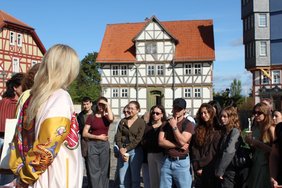 Die rund 40 Schülerinnen und Schüler der Ludwig-Geißler-Schule Hanau setzten sich mit Fragen von Heimat, Migration und Integration auseinander. Bildnachweis: BdV-Landesverband Hessen