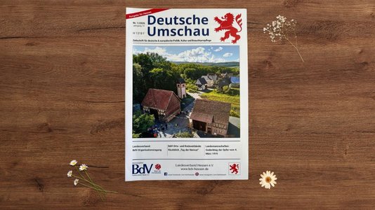 Die neue Ausgabe der „Deutschen Umschau“. Magazin auf Holz.