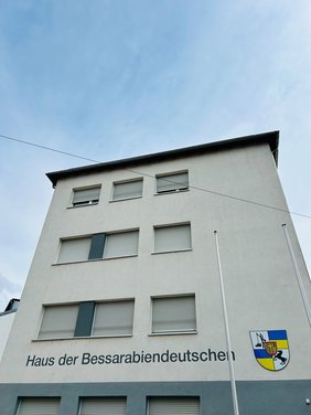 Ein besonderer Programmpunkt war der Besuch des Bessarabiendeutschen Hauses. Bildnachweis: BdV-Landesverband Hessen