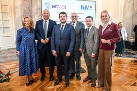 Zum Festakt waren zahlreiche Gäste aus Politik und Gesellschaft gekommen. Auf dem Foto abgebildet (v. l. n. r.): Rose-Lore Scholz, Staatsminister Prof. Dr. Roman Poseck, Patrik Schwarcz-Kiefer, Siegbert Ortmann, Andreas Hofmeister (MdL) sowie Annette Wetekam (MdL). Bildnachweis: Hessische Staatskanzlei / Paul Müller