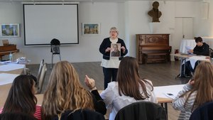 Birgit Grüner, BdV-Beauftragte für Ostkunde im Unterricht, brachte den Schülerinnen und Schülern verschiedene Persönlichkeiten aus ehemaligen deutschen Siedlungsgebieten nahe und ordnete diese in ihre jeweiligen historischen Zusammenhänge ein. Bildnachweis: BdV-Landesverband Hessen