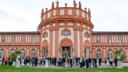 Den Abschluss der Veranstaltung bildete einem Empfang im Schlosspark, welcher den Gästen die Möglichkeit zum Austausch bot. Bildnachweis: Hessische Staatskanzlei / Paul Müller
