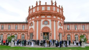 Bildnachweis: Hessische Staatskanzlei / Paul Müller Den Abschluss der Veranstaltung bildete einem Empfang im Schlosspark, welcher den Gästen die Möglichkeit zum Austausch bot. Bildnachweis: Hessische Staatskanzlei / Paul Müller