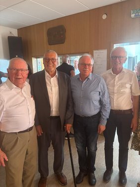 Die Gedenkveranstaltung in Kirtorf-Heimertshausen erinnerte an die Ankunft der Heimatvertriebenen aus dem Sudetenland vor 80 Jahren und würdigte ihren Neuanfang in der Region. Auf dem Foto abgebildet (v.l.n.r.): Helmut Gläser, Zeitzeuge, Siegbert Ortmann, Lothar Streck von der SL Hessen und Ulrich Künz, der der ehemalige Bürgermeister von Kirtorf. Bildnachweis: Siegbert Ortmann