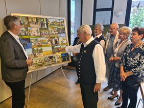 Ausstellung mit dem Heimatmaler Helmuth Petrendra über seine Heimat im Banat. Bildnachweis: Harald von Haza-Radlitz, BdV-Kreisverband Groß-Gerau