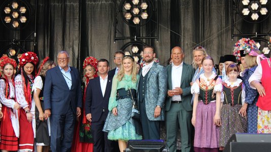 Der ukrainische Chor „Kalyna“ und die Siebenbürgische Tanzgruppe Pfungstadt und Südhessen traten beim Kulturfest auf. Zum Abschluss entstand ein Gruppenfoto. Darauf abgebildet sind (v. l. n. r.): Mitglieder des Chors „Kalyna“, Siegbert Ortmann, Andreas Hofmeister, Heiko Wingenfeld, Vera und Max Dudyka, Roman Poseck, Annette Wetekam sowie Mitglieder der Siebenbürgischen Tanzgruppe Pfungstadt und Südhessen.