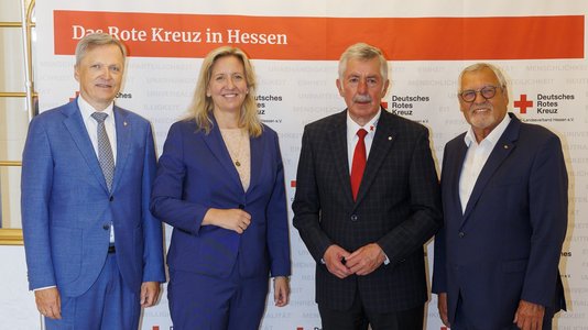Der Jahresempfang des DRK Hessen klang mit der Eröffnung des Buffets und einem intensiven Austausch der Gäste in angenehmer und informativer Atmosphäre aus. Auf dem Foto abgebildet (v. l. n. r.): Martin Rößler, Inis Claus (MdL), Norbert Södler und Siegbert Ortmann. 