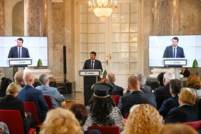 Patrik Schwarcz-Kiefer, Mitglied des Europäischen Ausschusses der Regionen (EPP) sowie Mitglied der Selbstverwaltung des Komitatsrates von Baranya in Ungarn hielt in diesem Jahr die Festrede. Bildnachweis: Hessische Staatskanzlei / Paul Müller