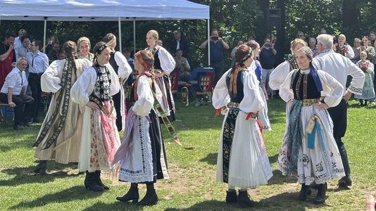 Die Tanzgruppen aus Pfungstadt und Rüsselsheim begeisterten das Publikum mit ihren Auftritten in traditionellen Trachten. 