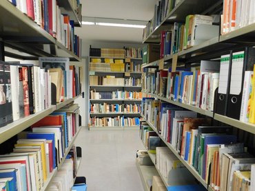 Die Bibliothek des BdV Hessen. Zwei Regal mit vielen Büchern.