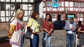 Dr. Olga Martens und Jolanta Lemm stellten zu Beginn der Exkursion den BdV-Landesverband Hessen vor und erläuterten, warum die Themen Flucht, Vertreibung und Integration wichtig sind. Auf dem Foto abgebildet (v. l. n. r.): Jolanta Lemm, Dr. Olga Martens, Ulrike von Bothmer sowie Benjamin Schlögel. Bildnachweis: BdV-Landesverband Hessen