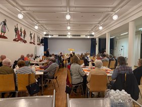 Die gemeinsame Erntedankfeier der Landsmannschaften im Haus der Heimat in Wiesbaden war gut besucht. Bildnachweis: Uwe Klein