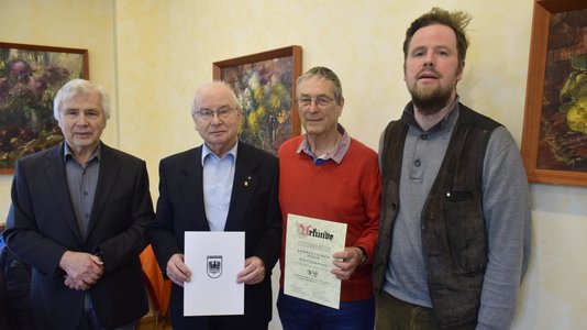 Kuno Kutz und Wolfgang Warnat engagieren sich seit Jahrzehnten für die Gemeinschaft der deutschen Heimatvertriebenen und erhielten Ehrennadeln. Auf dem Foto zu sehen (v. l. n. r.): Gerd-Helmut Schäfer, Landesvorsitzender der Landsmannschaft der Ost- und Westpreußen (LOW), Kuno Kutz, Vorsitzender der Kreisgruppe Wetzlar, Wolfgang Warnat sowie Thomas Ullrich, stellvertretender Vorsitzender der LOW.