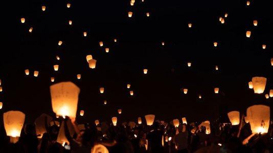 Im Fokus des Nachmittags steht ein kreativer Bastelnachmittag, bei dem zusammen Laternen gestaltet werden. Bildnachweis: Canva Stock Fotos / Alex Hussein