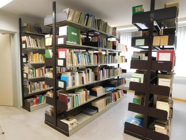 Die Bibliothek des BdV Hessen. Drei Regal mit vielen Büchern.