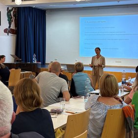 Die rund 30 Teilnehmende konnten sich an diesem Abend über grundlegende Rechte und Pflichten von Beschäftigten in Deutschland informieren. Bildnachweis: BdV-Landesverband Hessen