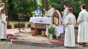 Prof. Dr. Martin Klose bei der Eucharistiefeier am Außenaltar des Marienwallfahrtsortes Maria Einsiedel bei Gernsheim.