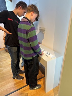 Die Schülerinnen und Schüler hatten auch die Gelegenheit, das Museum selbstständig zu erkunden und sich mit den Objekten und Exponaten vor Ort auseinanderzusetzen. Bildnachweis: BdV-Landesverband Hessen