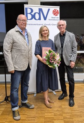 Ira Peter mit den beiden Co-Vorsitzenden Hans-Josef-Becker (li) und Helmut Brandl nach der Überreichung der Dokumentation der Heimatvertriebenen im Kreis Groß-Gerau. Bildnachweis: BdV-Kreisverband Groß-Gerau