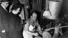 Ein Mann beim Schleifen von Gläsern in einem von der Ostpriesterhilfe (heute: Kirche in Not) unterstützten Lager für Heimatvertriebene aus den ehemaligen deutschen Ostgebieten, um 1950 (HHStAW, Best. 3008/1, Nr. 75690)