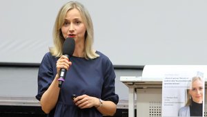 Ira Peter bei ihrer Lesung in der Aula des Gymnasiums Gernsheim. Bildnachweis: Harald von Haza-Radlitz