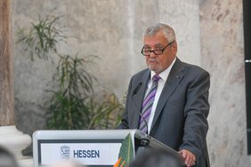 Der Festakt wurde von dem BdV-Landesvorsitzenden Siegbert Ortmann eröffnet. Bildnachweis: Hessische Staatskanzlei / Paul Müller