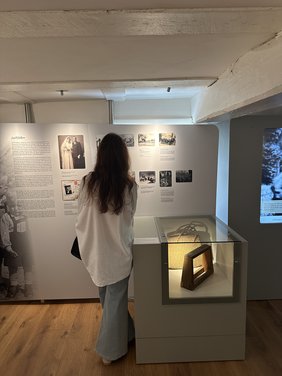 In der Ausstellung „Vertriebene in Hessen. Ankunft und Integration nach 1945“, erhielten die Schülerinnen und Schüler unterschiedliche Perspektiven auf die Folgen von Flucht und Vertreibung. Bildnachweis: BdV-Landesverband Hessen