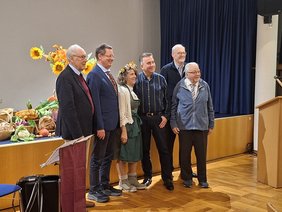 Auf dem Bild zu sehen (v. l. n. r.): Dieter Schetat, Vorsitzender der Wiesbadener Landsmannschaft der Ost- und Westpreußen; Dr. Holger Saal, Pfarrer der Evangelischen Marktkirchengemeinde Wiesbaden; Gabriela Zessin, stellvertretende Vorsitzende des BdV-Kreisverbandes Wiesbaden; Simon Iolin, Vorsitzender des BdV-Kreisverbandes Wiesbaden sowie Manfred Paukert, Interems Vorsitzende der Sudetendeutschen Landsmannschaft Wiesbaden. Bildnachweis: Uwe Klein