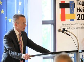 Landrat Thomas Will als Schirmherr bei seiner Begrüßung. Bildnachweis: Harald von Haza-Radlitz, BdV-Kreisverband Groß-Gerau