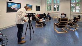 Zu sehen sind das Filmteam mit Christian D. C. Wolf und Annette Sauer sowie Prof. Hans-Peter Goerlich, mit dem die Schülerinnen und Schüler der Wilhelm-Heinrich-von-Riehl-Schule in Wiesbaden anschließend ein Zeitzeugeninterview führten. Bildnachweis: BdV-Landesverband Hessen