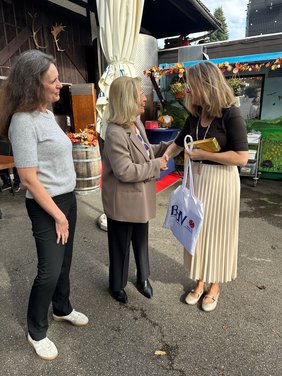 Zum Abschluss des Besuchs auf Schloss Horneck erhielten Heidi Mößner (rechts) und Dr. Heinke Fabritius (links) von Rose-Lore Scholz (Mitte) ein kleines Geschenk. Bildnachweis: BdV-Landesverband Hessen