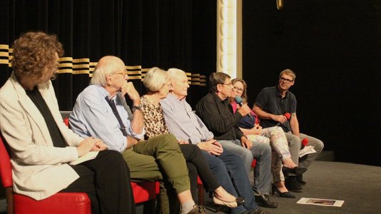 Nach der Filmvorführung gab es eine Gesprächsrunde, bei der das Publikum die Möglichkeit hatte, Fragen zu stellen. Auf dem Foto sind zu sehen (v. l. n. r.): Agnes Maria Brügging-Lazar, Jürgen Heller, Ingrid Dahl, Gerhard Zuber, Harald Kuntze, Viola Plump und Uwe Stellberger. Bildnachweis: BdV-Landesverband Hessen