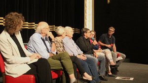 Nach der Filmvorführung gab es eine Gesprächsrunde, bei der das Publikum die Möglichkeit hatte, Fragen zu stellen. Auf dem Foto sind zu sehen (v. l. n. r.): Agnes Maria Brügging-Lazar, Jürgen Heller, Ingrid Dahl, Gerhard Zuber, Harald Kuntze, Viola Plump und Uwe Stellberger. Bildnachweis: BdV-Landesverband Hessen