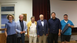 Der Abend stand im Zeichen der Zusammenarbeit und des gemeinsamen Feierns des Jubiläums der Gemeinde Trutzhain. Auf dem Foto sind (v. l. n. r.) zu sehen: Agnes Maria Brügging-Lazar, Lothar Ditter, Harald Kuntze, Siegbert Ortmann, Sebastian Sakautzki, sowie Timo Ciemer. Bildnachweis: BdV-Landesverband Hessen