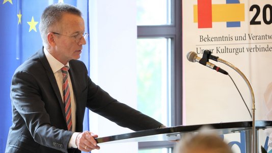 Landrat Thomas Will als Schirmherr bei seiner Begrüßung. Bildnachweis: Harald von Haza-Radlitz, BdV-Kreisverband Groß-Gerau
