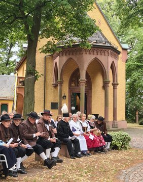 Egerländer und schlesische Trachten vor der alten Wallfahrtskapelle in Maria Einsiedel bei Gernsheim.