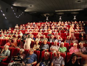 Rund 180 Besucherinnen und Besucher verfolgten im Luxor-Filmpalast Bensheim die Vorführung des Dokumentarfilms „Ostpreußen – Entschwundene Welt“. Im Anschluss stand Filmemacher Hermann Pölking für ein Gespräch mit dem Publikum zur Verfügung. Bildnachweis: BdV-Landesverband Hessen