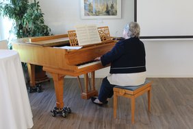 Ein besonderer Bestandteil des Besuchs war zudem das Klavierspiel von Birgit Grüner auf dem Flügel von Gerhart Hauptmann. Bildnachweis: BdV-Landesverband Hessen