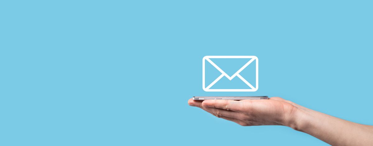 Eine Hand die einen digitalen Brief hält. Bildnachweis: Canva Stock / Reminksy Getty Images