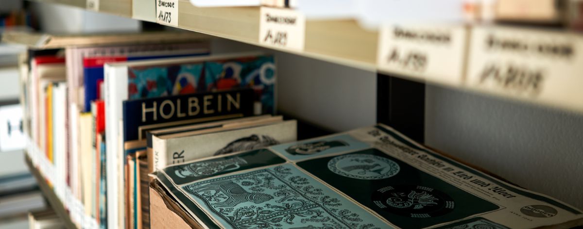Verschiedene Bücher in der Bibliothek des BdV Hessen.